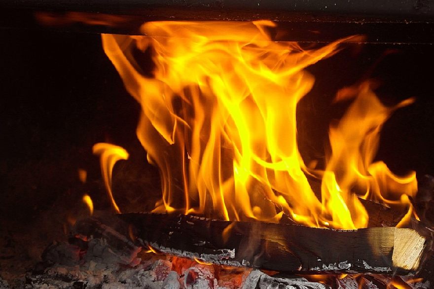 Feuer im Ofen, so ofenfrisch wie beim Erol Kebab mit leckeren türkischen Döner Spezialitäten sowie italienischer Pizza in Pforzheim.